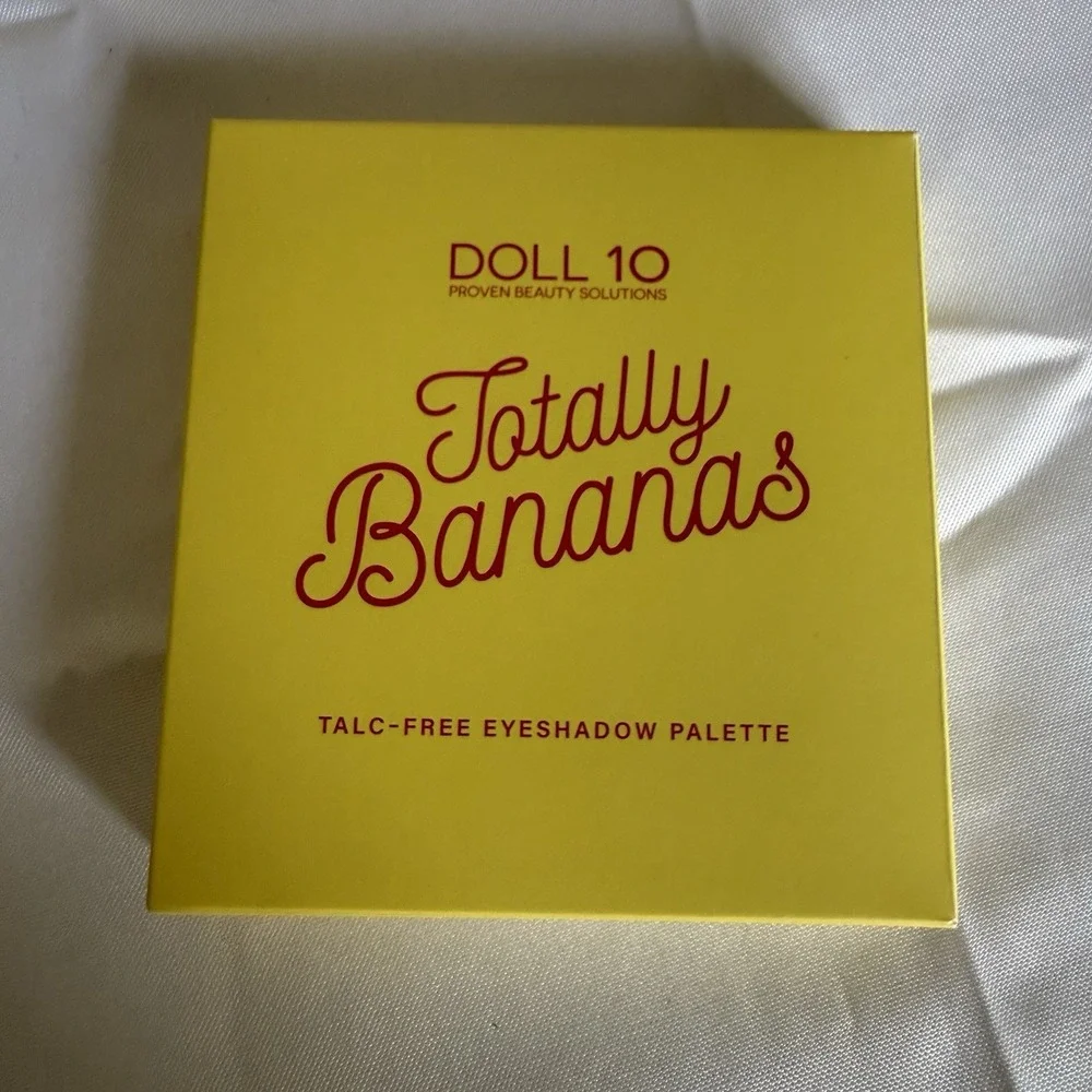 DOLL 10 Totally Bananas Eyeshadow Palette Chelsea Bananas Talc Free 9 Colors